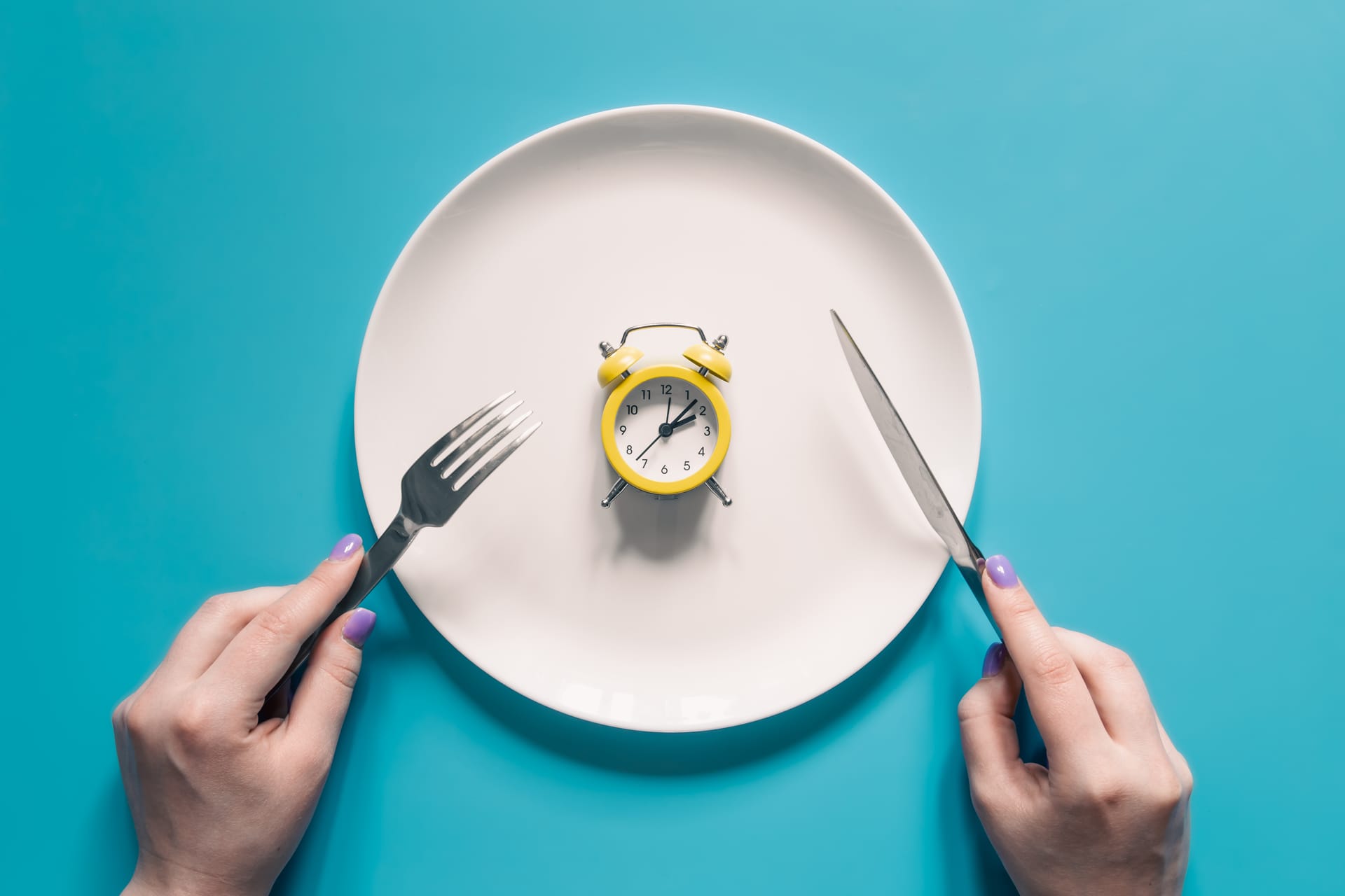 Clock on an empty plate symbolizing hunger timelines